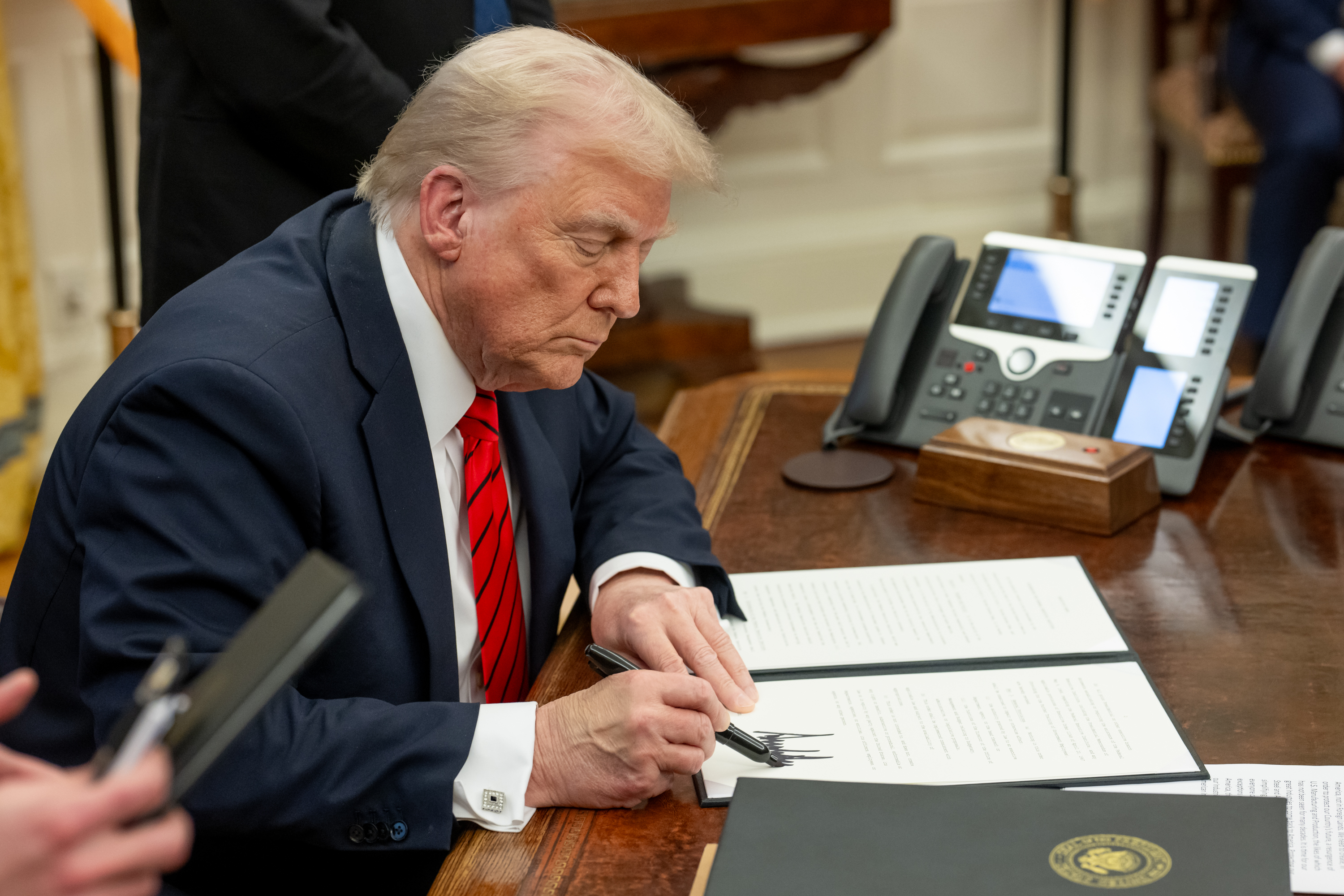 Trump Shifts Tone on Iran, Warns Tehran Residents to Evacuate Amid Rising Tensions